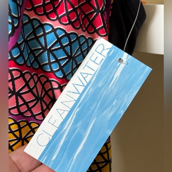 CLEAN-WATER ONE PIECE SWIMSUIT. ADJUSTABLE HALTER NECK. BUILT IN BRA. FLATTERING - Picture 5 of 13